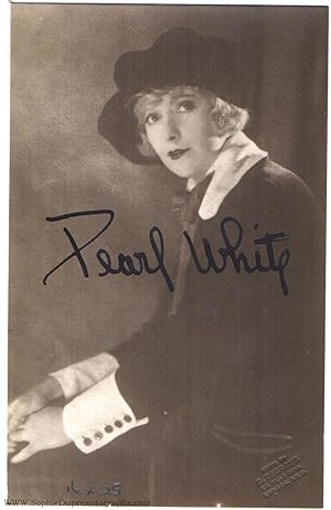 Postcard photo, signed, (Pearl, 1889-1938, American Principal Boy and 'Queen of the Silent Serials')