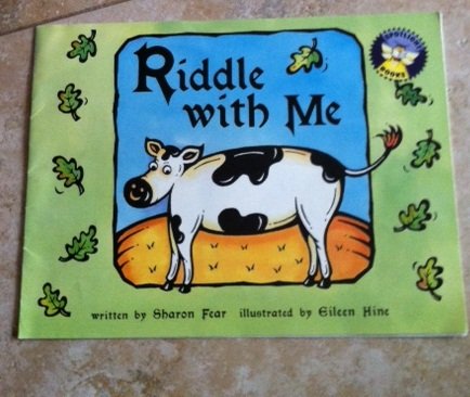 9780021824656: Riddle with me (Spotlight books)