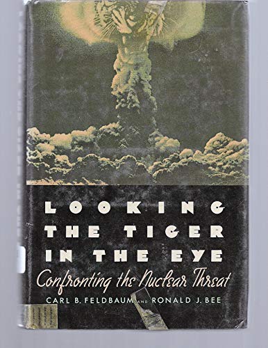 Imagen de archivo de Looking the Tiger in the Eye : Confronting the Nuclear Threat a la venta por Better World Books: West