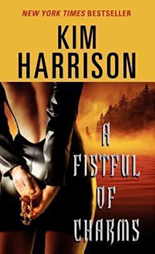 Imagen de archivo de A Fistful of Charms (The Hollows, Book 4) a la venta por Gulf Coast Books