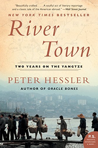 Imagen de archivo de River Town: Two Years on the Yangtze (P.S.) a la venta por SecondSale