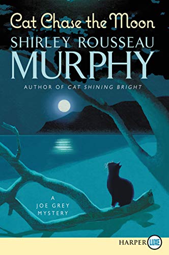 Beispielbild fr Cat Chase the Moon : A Joe Grey Mystery zum Verkauf von Better World Books