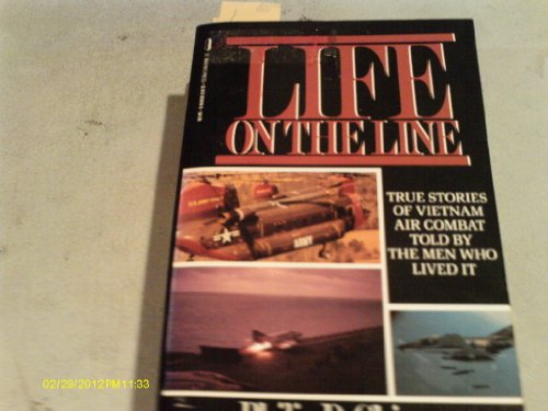 Imagen de archivo de Life on the Line: Vietnam Air Combat a la venta por Goldstone Books