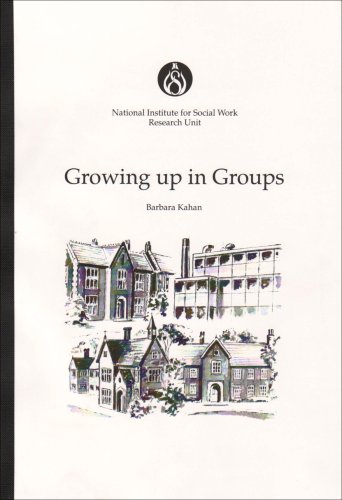 Imagen de archivo de Growing up in groups a la venta por WorldofBooks