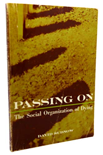 Imagen de archivo de Passing on: The Social Organization of Dying a la venta por Librairie Parrsia