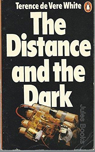 9780140043587: The Distance And The Dark