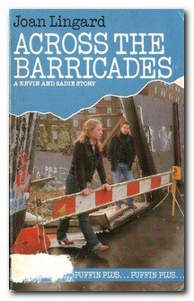 9780140306378: Across the Barricades (Puffin Books)