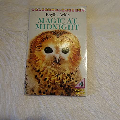 9780140306934: Magic at Midnight (Young Puffin Books)