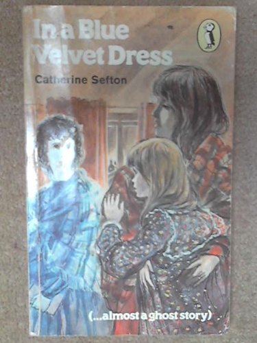 9780140312324: In a Blue Velvet Dress ... Almost a Ghost Story (Puffin Books)