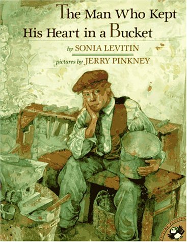 Imagen de archivo de The Man Who Kept His Heart in a Bucket (Picture Puffins) a la venta por Your Online Bookstore