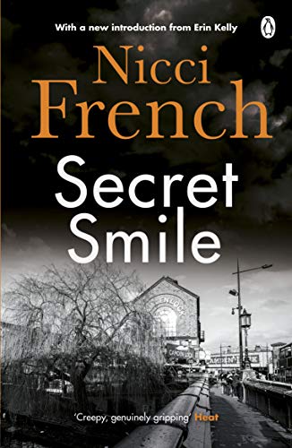 9780141034171: Secret Smile: With a new introduction by Erin Kelly
