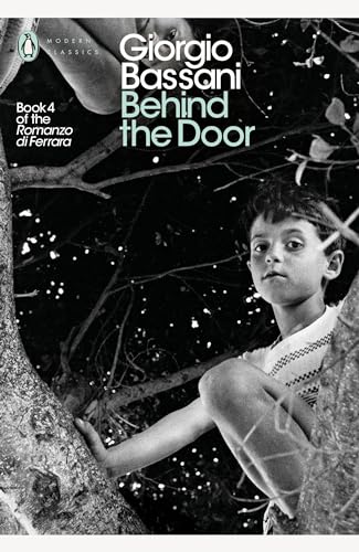 9780141192130: Behind The Door (Penguin Modern Classics)