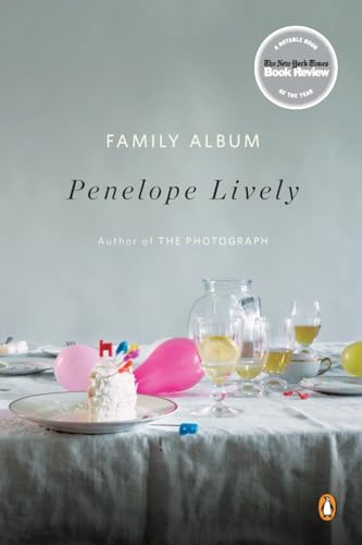 9780143117872: Family Album: A Novel