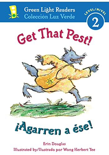 Beispielbild fr Get That Pest!/?Agarren a ?se! (Green Light Readers Level 2) (Spanish and English Edition) zum Verkauf von SecondSale