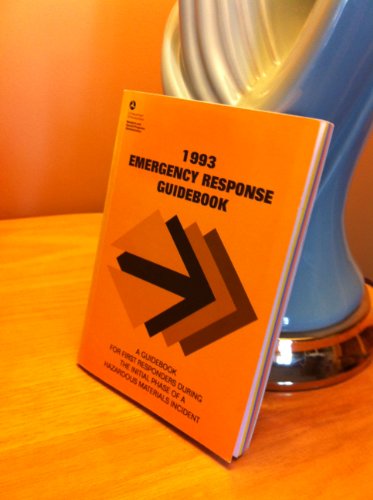 EMERGENCY RESPONSE GUIDEBOOK, 1993: A Guidebook For the First Responders During the Initial Phase of a Hazardous Materials Incident (9780160429385) by [???]