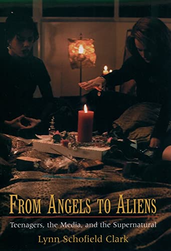 Imagen de archivo de From Angels to Aliens : Teenagers, the Media, and the Supernatural a la venta por Better World Books