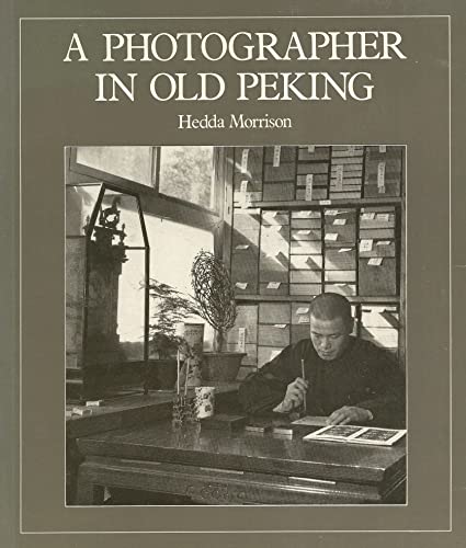 9780195839746: A photographer in old Peking