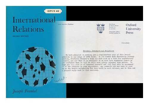 9780198880448: International Relations in a Changing World (Opus Books)