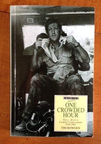 Imagen de archivo de One Crowded Hour: Noel Davis, Combat Cameraman, 1934-85 a la venta por Greener Books