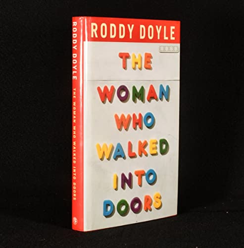 Imagen de archivo de The woman who walked into doors a la venta por Wonder Book