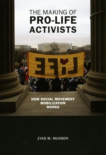 Imagen de archivo de The Making of Pro-life Activists: How Social Movement Mobilization Works (Morality and Society Series) a la venta por Dunaway Books