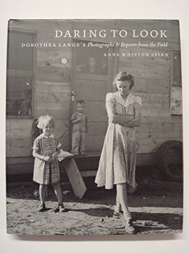 Imagen de archivo de Daring to Look : Dorothea Lange's Photographs and Reports from the Field a la venta por Better World Books: West