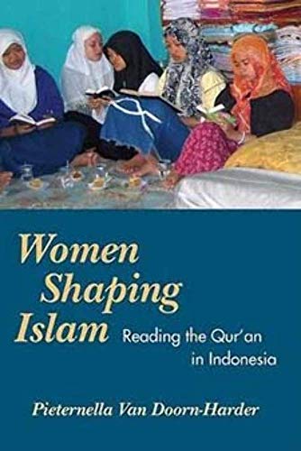 9780252073175: Women Shaping Islam: Reading the Qu'ran in Indonesia
