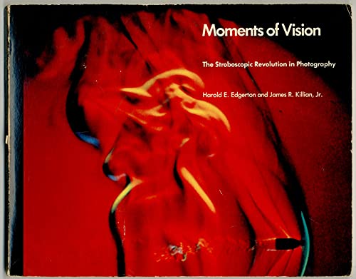 Beispielbild fr Moments of Vision: The Stroboscopic Revolution in Photography zum Verkauf von FITZ BOOKS AND WAFFLES