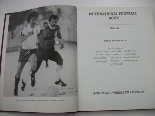 Beispielbild fr International Football Book: No. 21 zum Verkauf von Goldstone Books