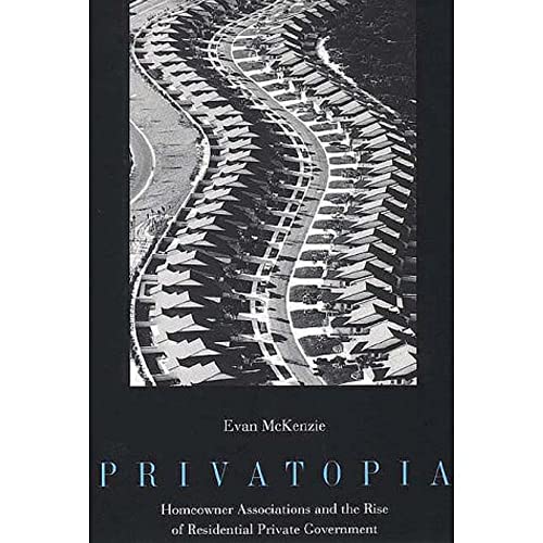 Beispielbild fr Privatopia: Homeowner Associations and the Rise of Residential Private Government zum Verkauf von POQUETTE'S BOOKS