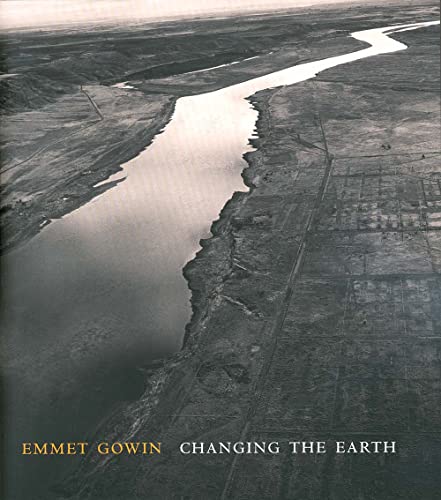 Imagen de archivo de Emmet Gowin: Changing the Earth a la venta por Strand Book Store, ABAA