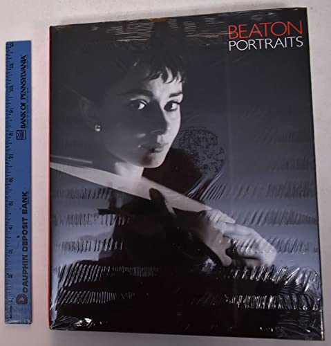 Imagen de archivo de Beaton: Portraits a la venta por Books From California