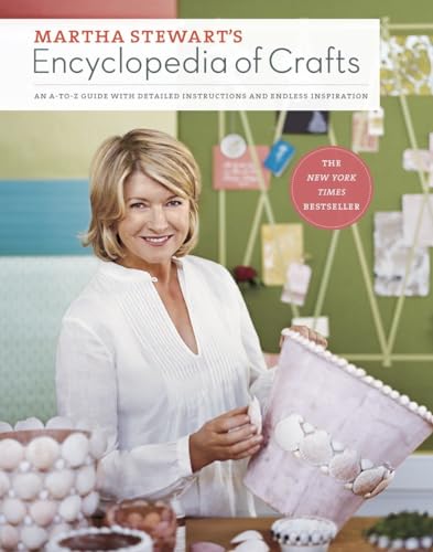Beispielbild fr Martha Stewart's Encyclopedia of Crafts : An A-to-Z Guide with Detailed Instructions and Endless Inspiration zum Verkauf von Better World Books