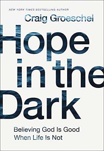 9780310343110: Hope in the Dark: Believing God Is Good When Life Is Not