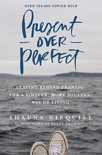 9780310346715: Present Over Perfect: Leaving Behind Frantic for a Simpler, More Soulful Way of Living