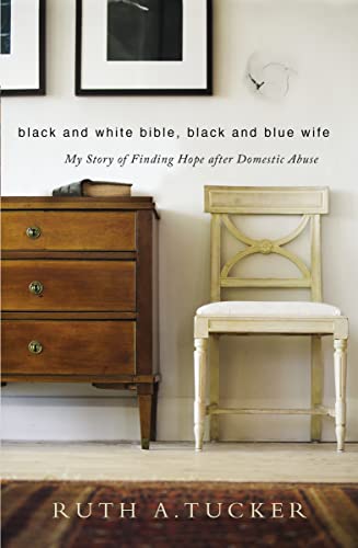 Imagen de archivo de Black and White Bible, Black and Blue Wife : My Story of Finding Hope after Domestic Abuse a la venta por Better World Books