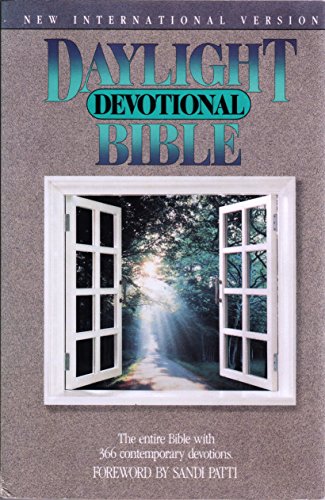 9780310912729: Daylight Devotional Bible: New International Version