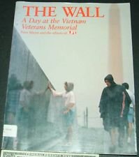 Imagen de archivo de The Wall: A Day at the Vietnam Veterans Memorial a la venta por Wonder Book