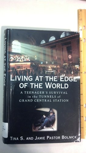 Imagen de archivo de Living at the Edge of the World : A Teenager's Survival in the Tunnels of Grand Central Station a la venta por Better World Books