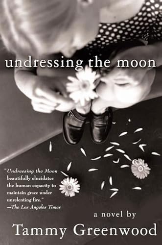 9780312303273: Undressing the Moon