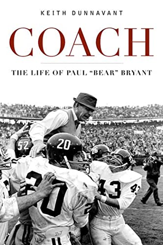 Imagen de archivo de Coach : The Life of Paul Bear Bryant a la venta por Better World Books