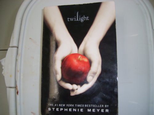 Beispielbild fr Twilight (The Twilight Saga, volume 1) zum Verkauf von SecondSale