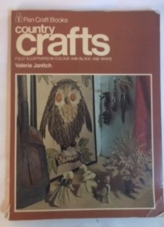 Imagen de archivo de Country Crafts a la venta por WorldofBooks