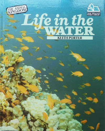 9780333409367: Life in the Water (The animal kingdom)