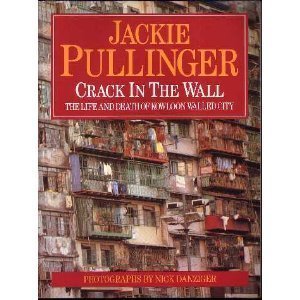 9780340488072: Crack In The Wall: Life & Death in Kowloon Walled City