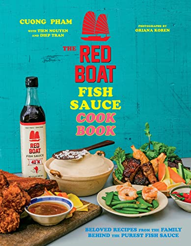 Imagen de archivo de The Red Boat Fish Sauce Cookbook: Beloved Recipes from the Family Behind the Purest Fish Sauce a la venta por Ebooksweb