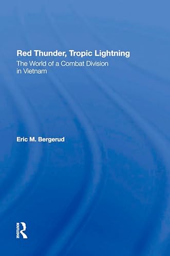 Imagen de archivo de Red Thunder, Tropic Lightning: The World Of A Combat Division In Vietnam a la venta por Chiron Media