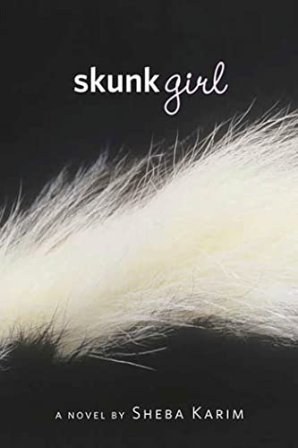 Imagen de archivo de Skunk Girl a la venta por Better World Books