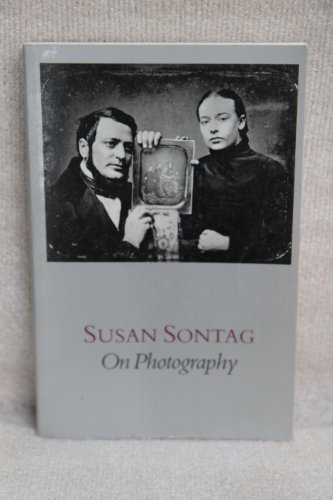 Imagen de archivo de On Photography [Paperback] Susan Sontag a la venta por CornerCoffeehouseBooks