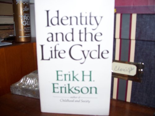 Beispielbild fr Identity and the Life Cycle zum Verkauf von Better World Books